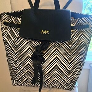 MICHAEL KORS Junie Chevron Navy & White Backpack Leather Medium Beautiful EUC